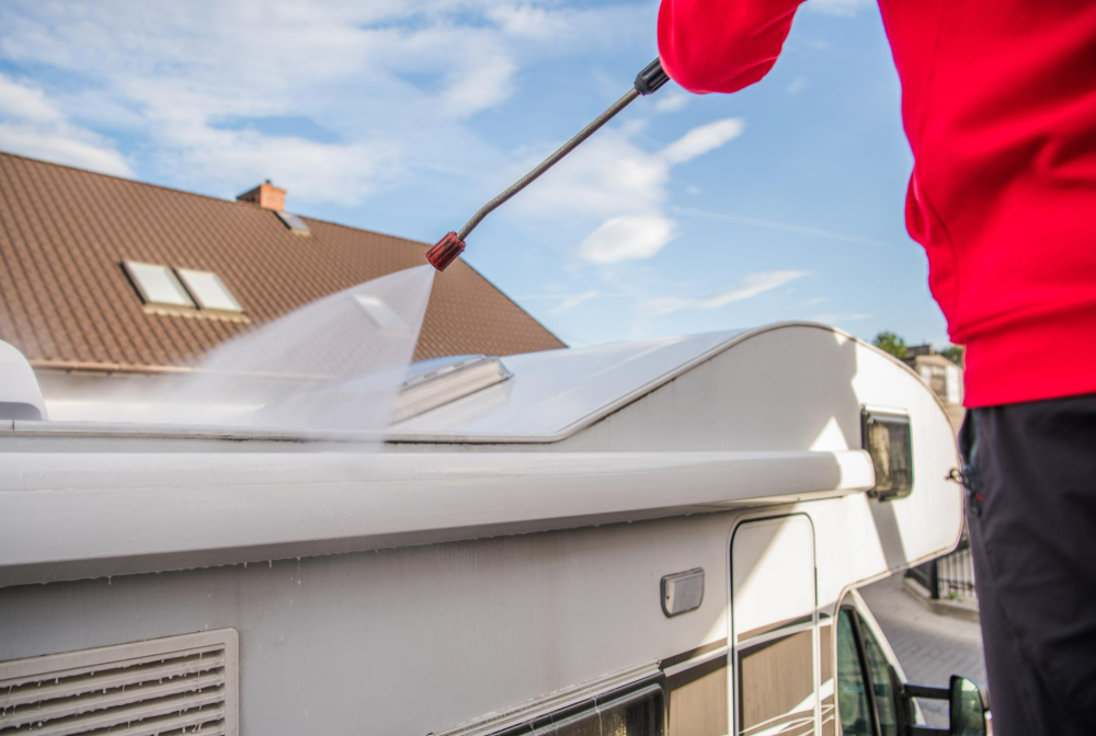 méthodes efficaces et astuces indispensables pour démousser votre toiture