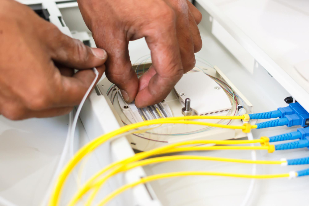 la personne qui prend en charge les travaux pour installer la fibre dans une maison individuelle