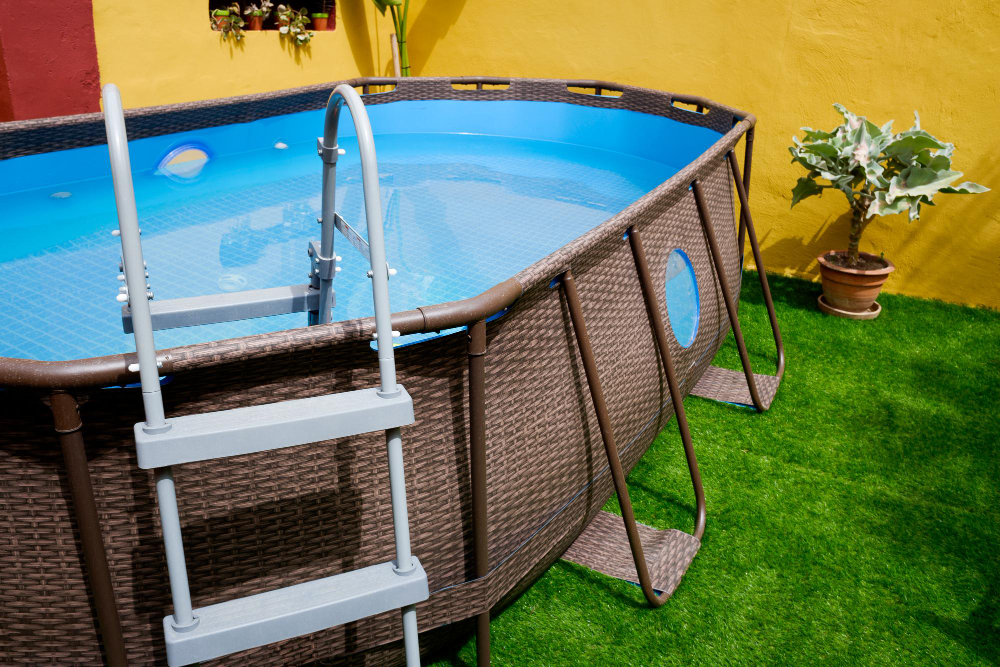 les objets à mettre sous la piscine hors sol pour garantir stabilité et durabilité