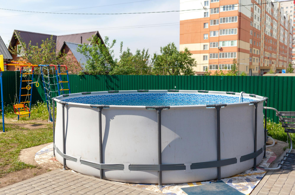 les objets à mettre sous la piscine hors sol pour garantir stabilité