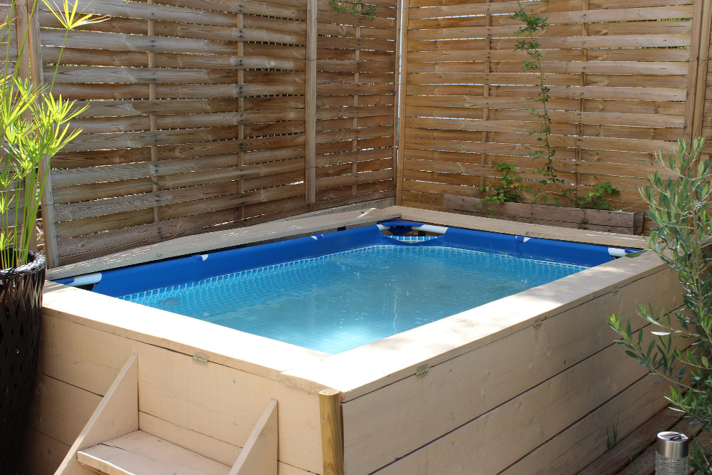 les objets à mettre sous une piscine hors sol pour garantir stabilité et durabilité